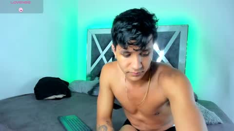 Robert Miller And Mael Thompson  online show from May 15, 8:33 am