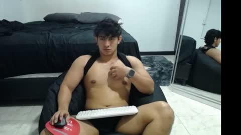 santii_jr online show from May 6, 3:29 am