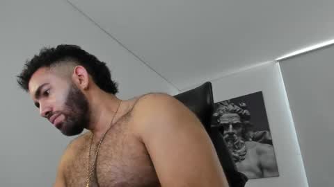 simon_leon01 online show from May 5, 9:59 pm