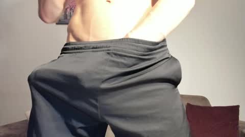 skinnyguywithbigd online show from May 5, 12:01 am