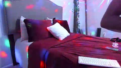 tenderg7 online show from August 3, 11:38 am