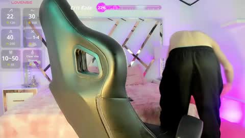 thanier_18 online show from May 9, 7:48 pm