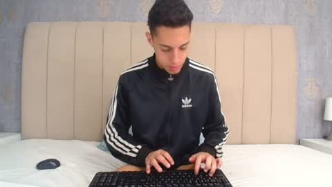 Thiago   online show from June 11, 12:32 am