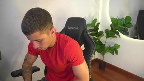 thin_tommy11 online show from May 17, 8:38 pm