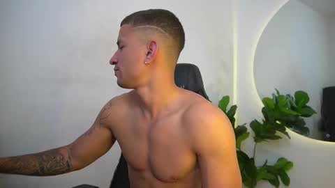 thin_tommy11 online show from May 6, 9:04 pm