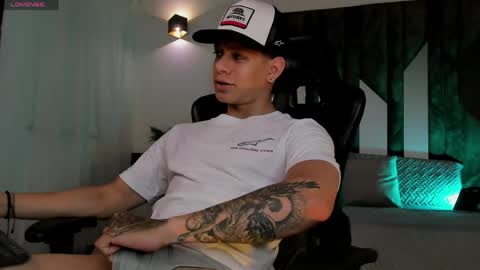 tony_petrov online show from May 21, 8:32 am