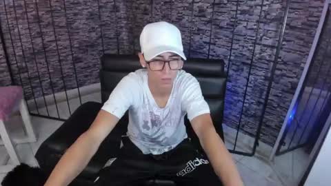 torn_boy online show from June 1, 11:38 pm