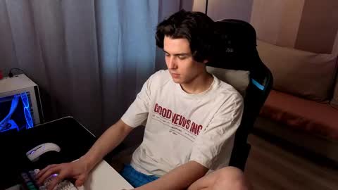 travisrivas online show from May 18, 2:01 pm