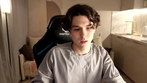 travisrivas online show from May 11, 2:24 am