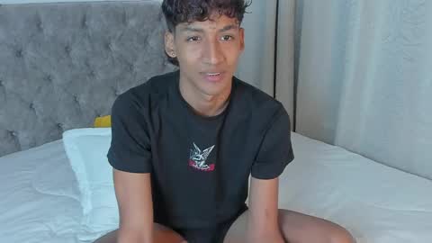 twinksboys_23 online show from May 7, 1:22 pm
