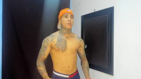 tyler_bell_ online show from May 4, 2:57 am