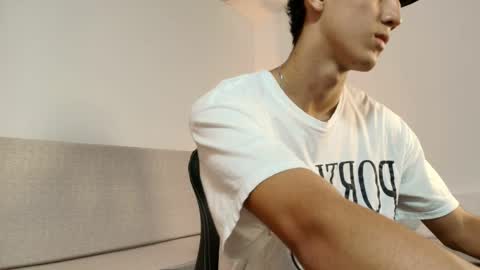 valentino_rey online show from April 27, 12:02 pm