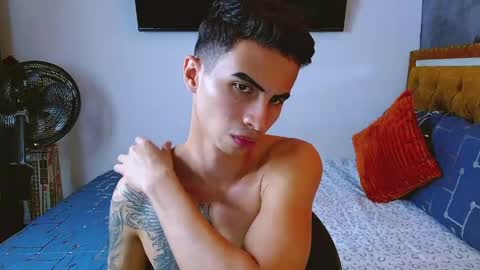 velk_hot1 online show from April 28, 3:39 pm