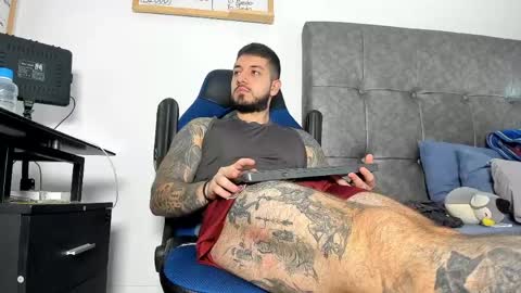 vyxen_ online show from May 7, 9:15 pm