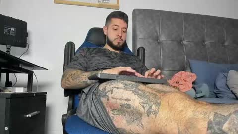 vyxen_ online show from April 30, 8:57 pm