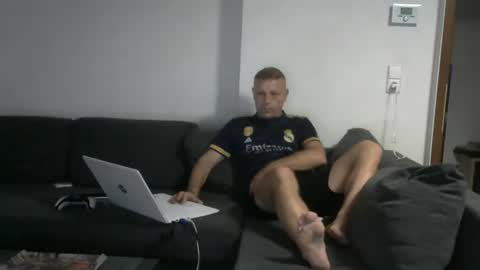 weberbenny online show from June 2, 4:02 am