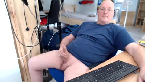 WeTwo online show from August 2, 2:15 pm