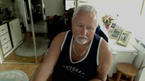 wlodek165 online show from May 5, 11:23 am