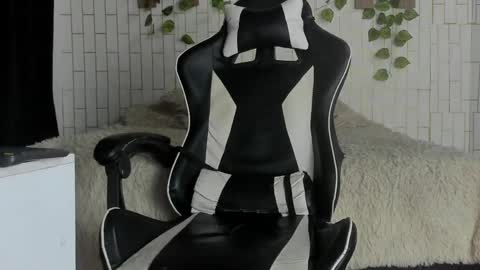 yacksson_lawrence online show from May 7, 11:27 pm