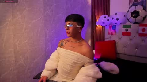 your_kitty_boy online show from June 17, 7:37 pm