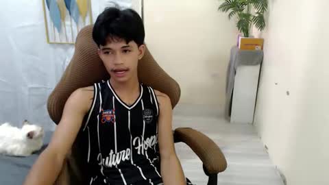 yourasian_eric online show from May 21, 7:37 am