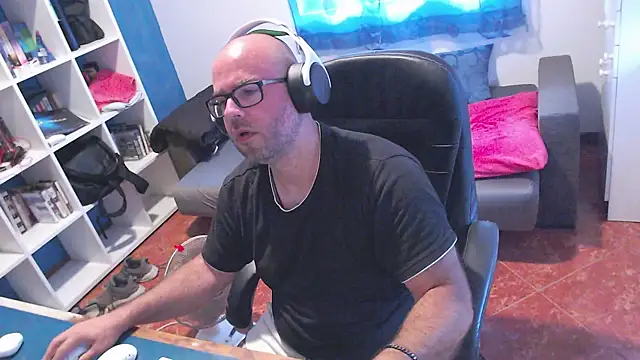 ravingr4d4 online show from August 4, 9:37 am