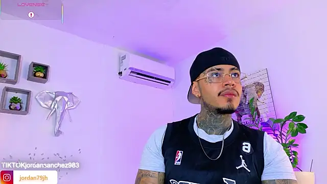 JordanSmiith  online show from April 30, 8:57 pm