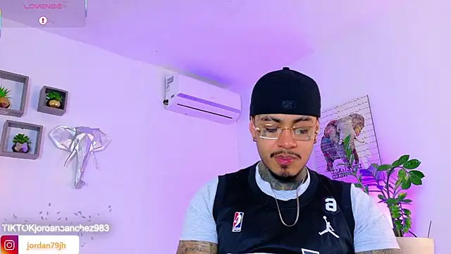 JordanSmiith  online show from April 30, 8:49 pm