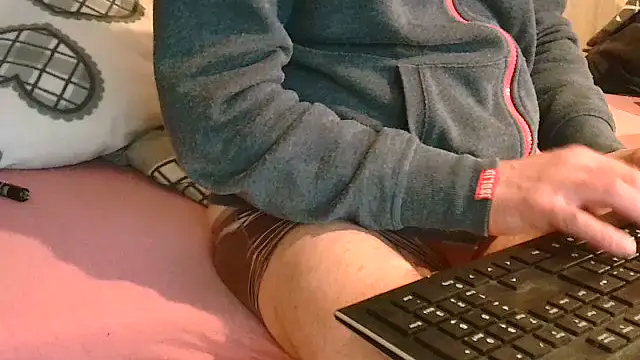T0Yforeskin online show from May 15, 10:51 pm