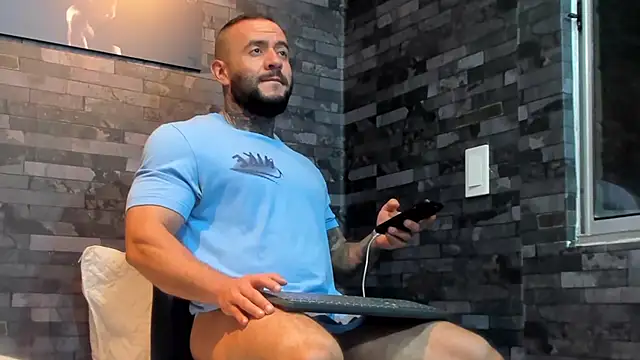 BruceDallas online show from May 4, 1:51 am