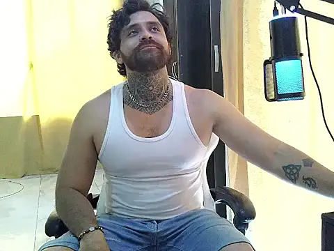 aronmiller404 online show from July 4, 8:23 pm