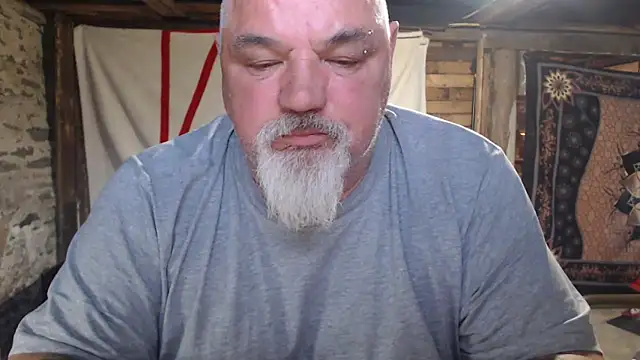 Newfiesausage1972 online show from May 10, 11:50 pm