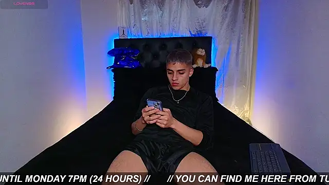 James1lee  online show from August 2, 5:17 am
