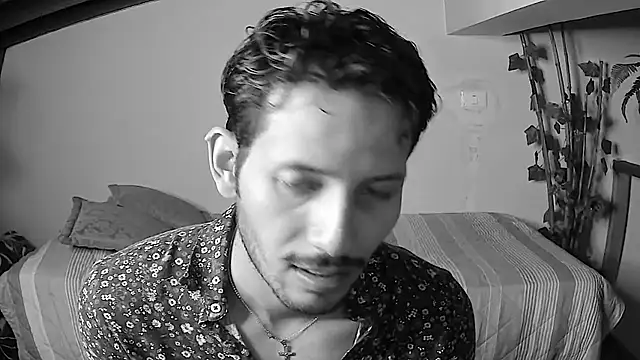 Nicholasrodrii online show from June 24, 10:45 pm