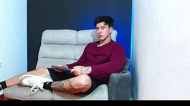 JUSTIN FULLER1 online show from June 23, 3:33 am