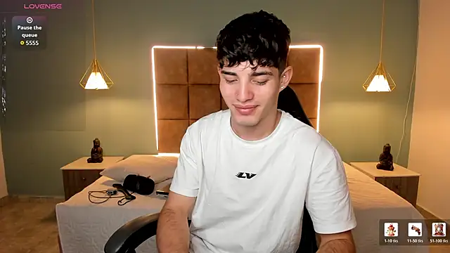 AlejooTwink online show from May 17, 4:31 am
