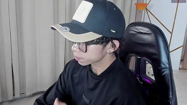 AkazaBoy  online show from May 6, 5:41 am