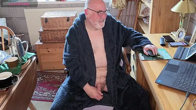 Adamdaddybear online show from April 30, 7:37 am