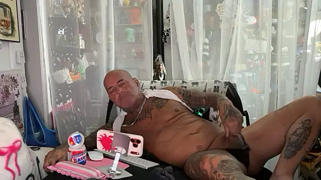 joeytatts66 online show from August 5, 1:43 am