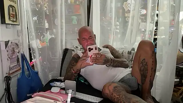 joeytatts66 online show from August 1, 2:32 am