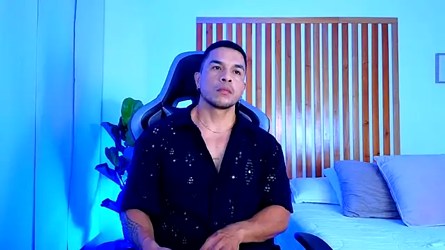 estebandelouis online show from May 9, 12:55 am