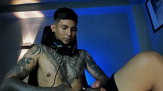 Travistanner 28 online show from May 15, 2:20 am