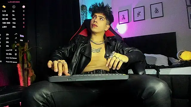 LyleBennett  online show from July 21, 11:34 am