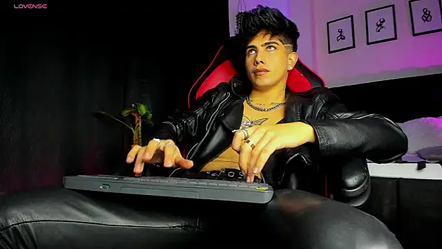 LyleBennett  online show from August 6, 1:44 am