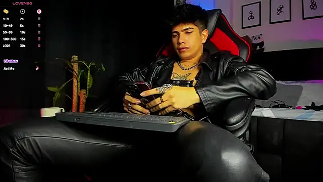 LyleBennett  online show from July 28, 7:39 pm