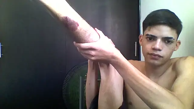 Latinos 2001 online show from May 6, 7:58 pm