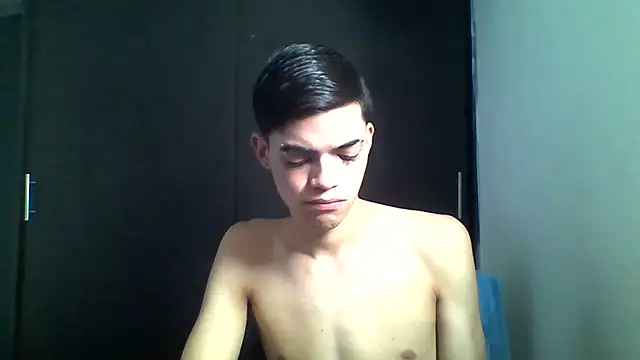 Latinos 2001 online show from May 18, 3:06 pm