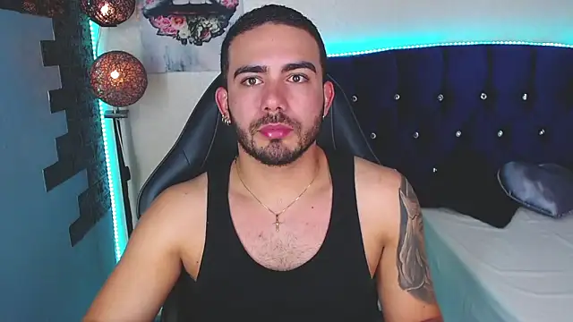 adamhairy online show from May 18, 7:51 pm