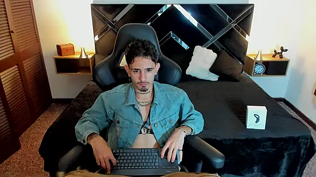 nextboywell1 online show from May 8, 4:24 am