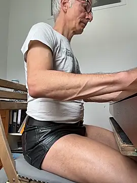 SexyLeon8 online show from June 10, 9:33 am